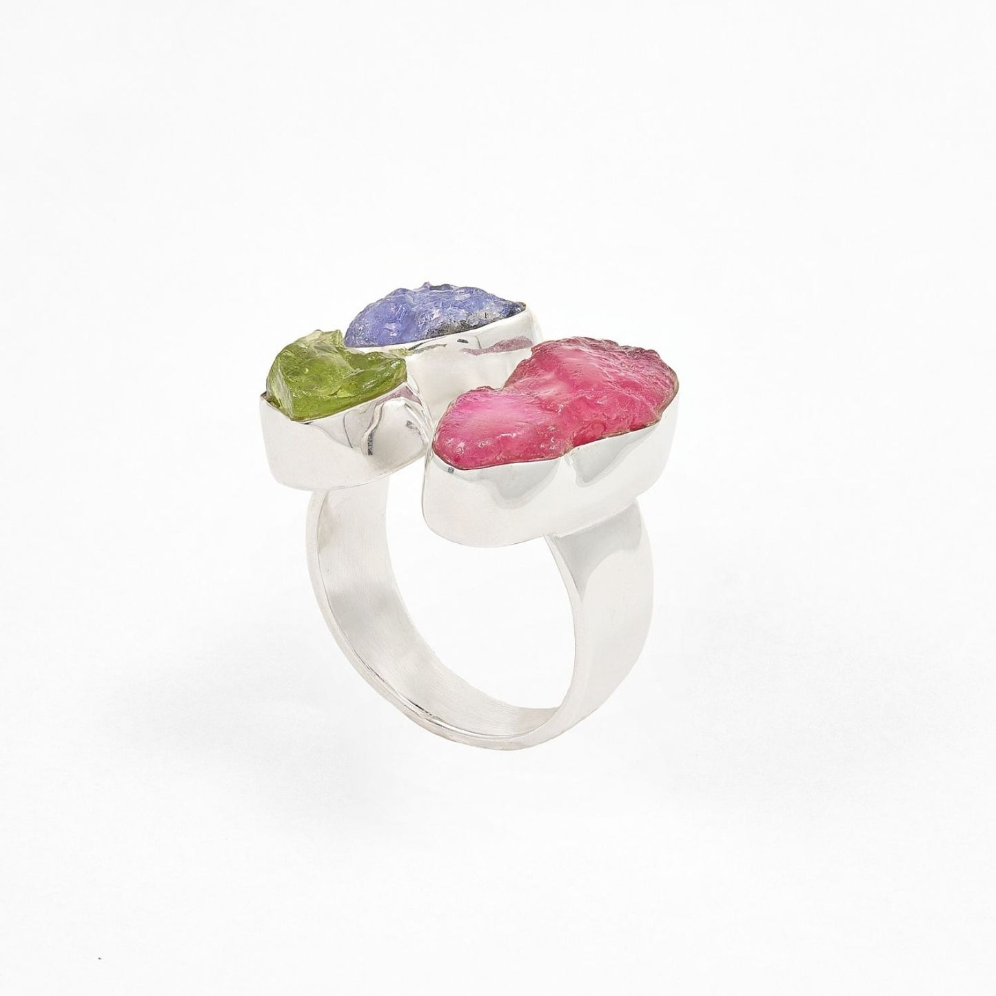Anel pedras brutas prata 925 Rubi, Iolita e peridoto