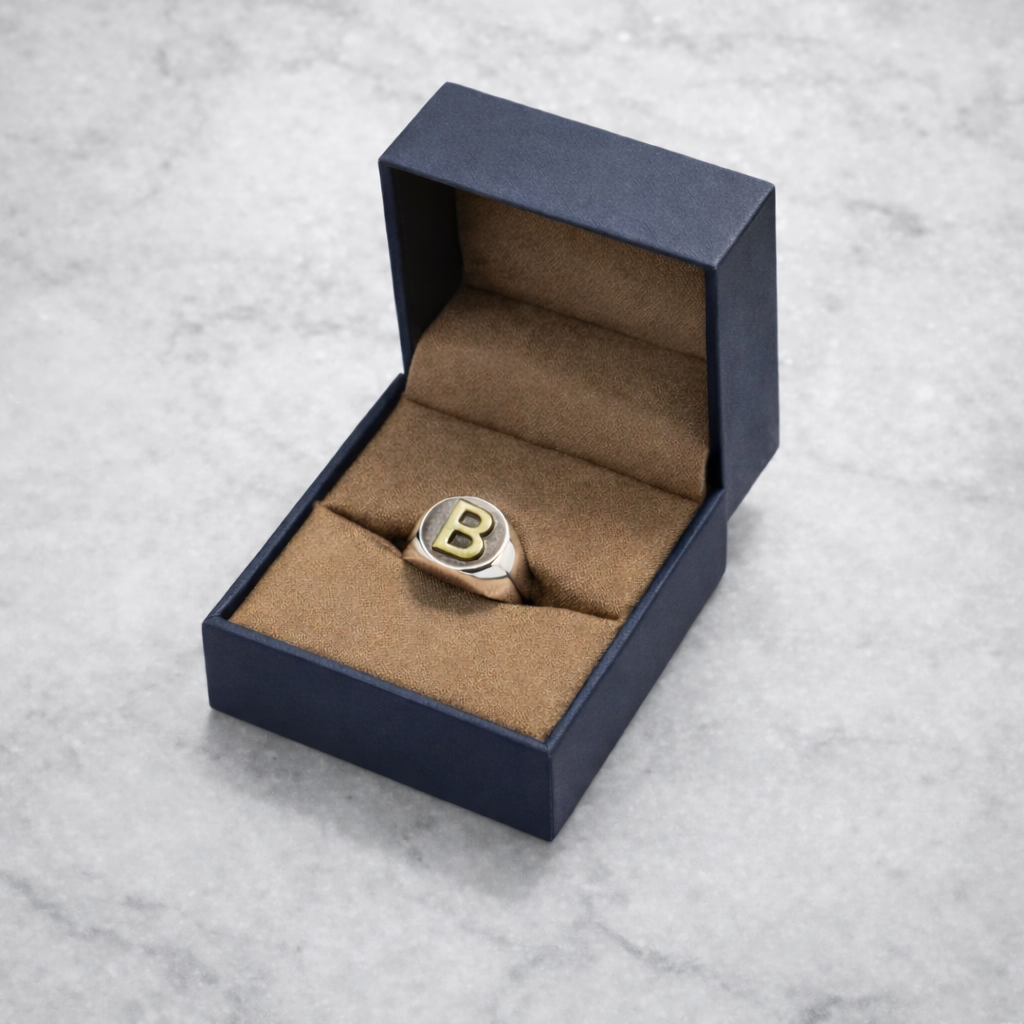 Anel Identidade: Anel de Inicial Personalizável Prata 950 e Ouro 18k
